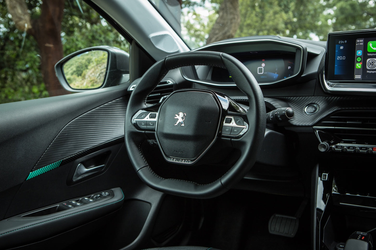 PEUGEOT 208